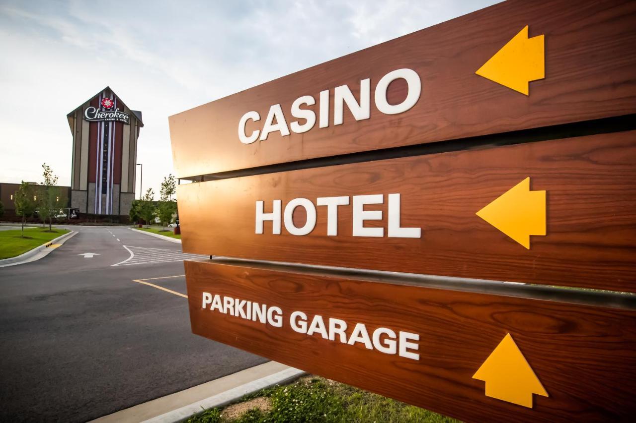 Cherokee Casino Hotel Roland Exterior photo