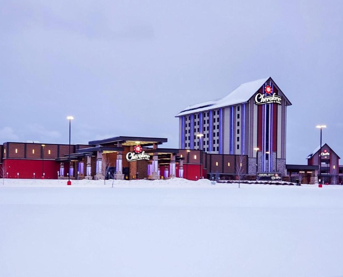 Cherokee Casino Hotel Roland Exterior photo