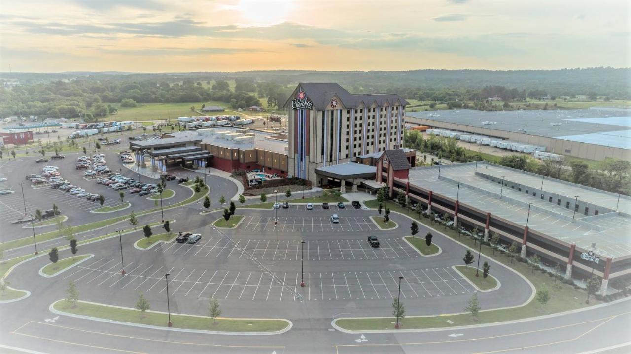 Cherokee Casino Hotel Roland Exterior photo